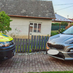 Řidič ve Hvozdné postavil auto před záchranku. Foto: ZZS