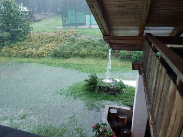 Voda se valí obcí Kubova Huť. Foto: Lída Klazarová