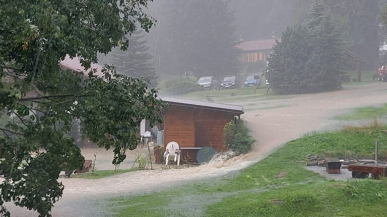 Voda se valí obcí Kubova Huť. Foto: Lída Klazarová