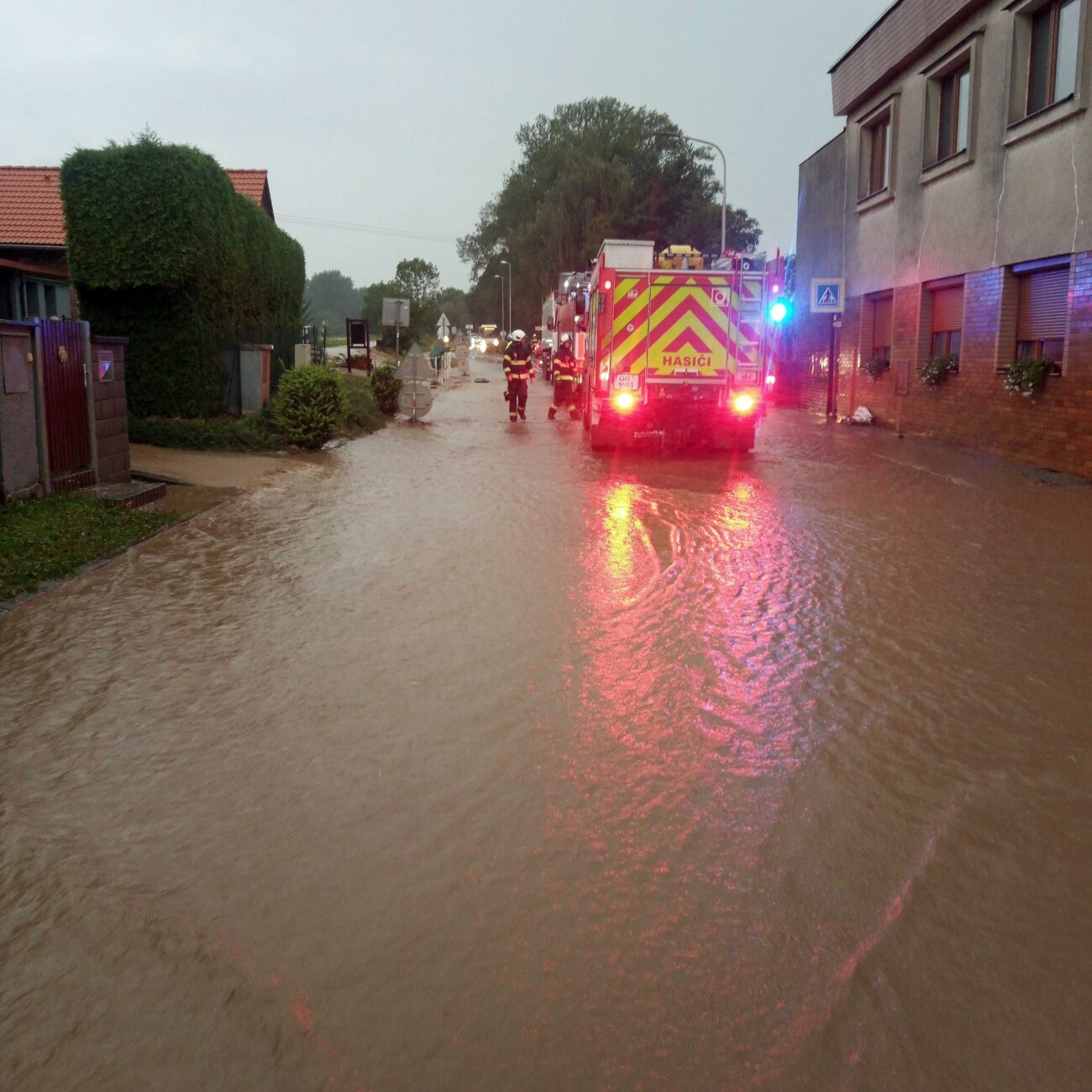 Lijáky zaplavily ulice na Královehradecku. Foto: HZS