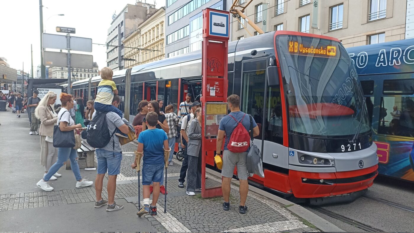 Místo metra jezdí náhradní doprava. Foto: PID