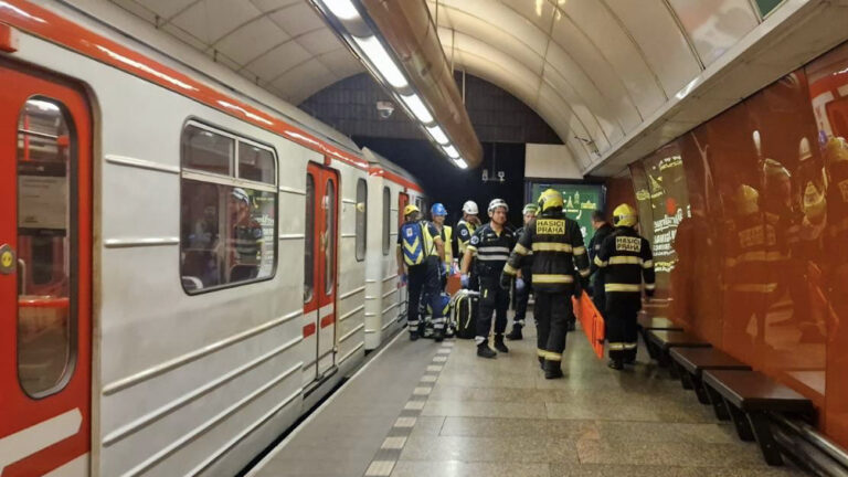 Dnešní zásah záchranářů v metru Křižíkova. Foto: ZZS