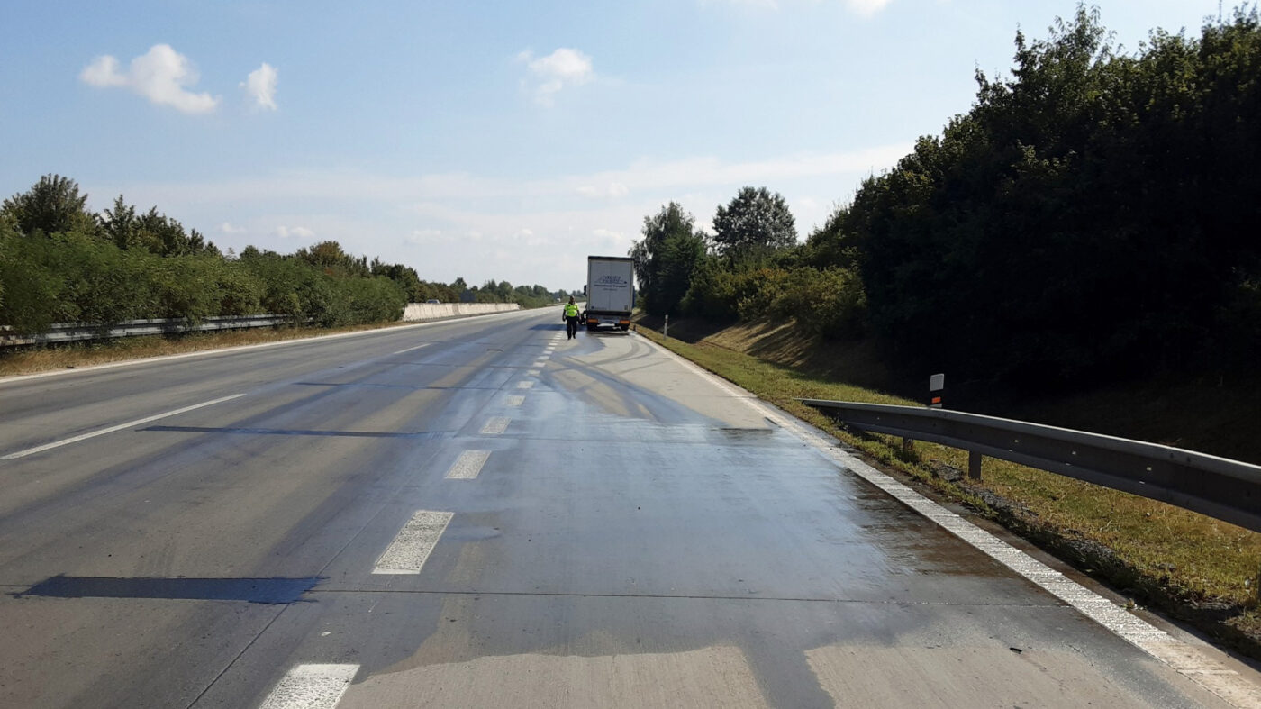 Nehoda kamionu a vylitá nafta na dálnici D1 u Mořic. Foto: HZS