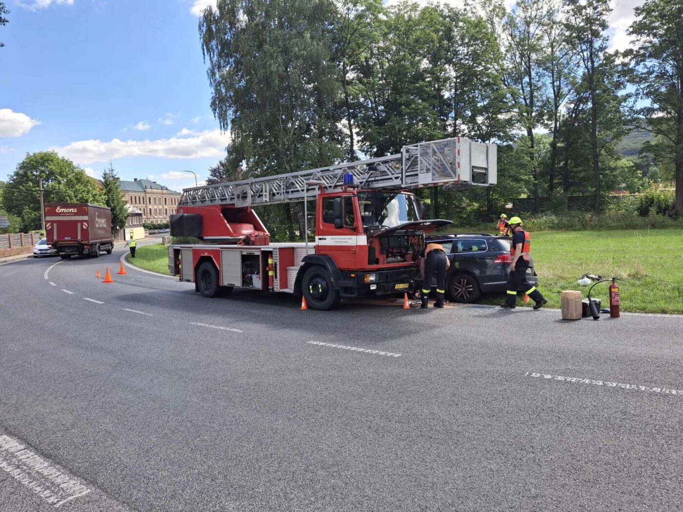 Nehoda hasičů a auta v Dolním Podluží. Foto: HZS