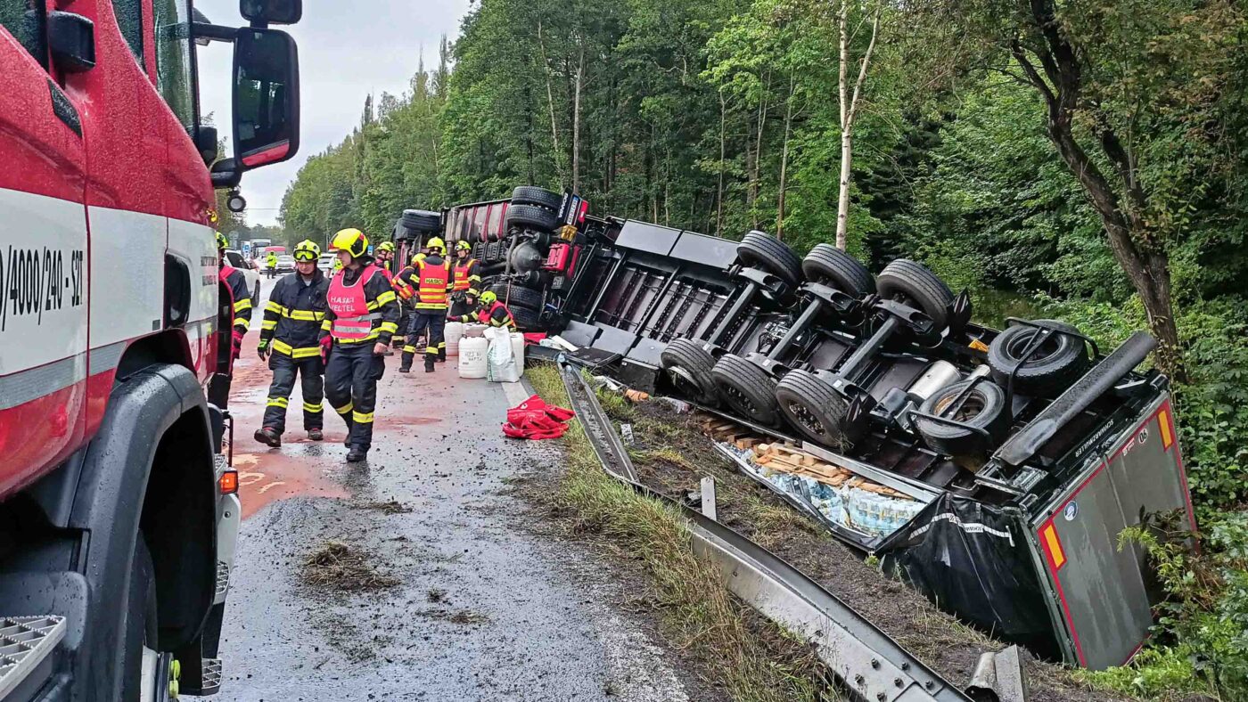 Nehoda kamionu u Karlových Varů. Foto: HZS