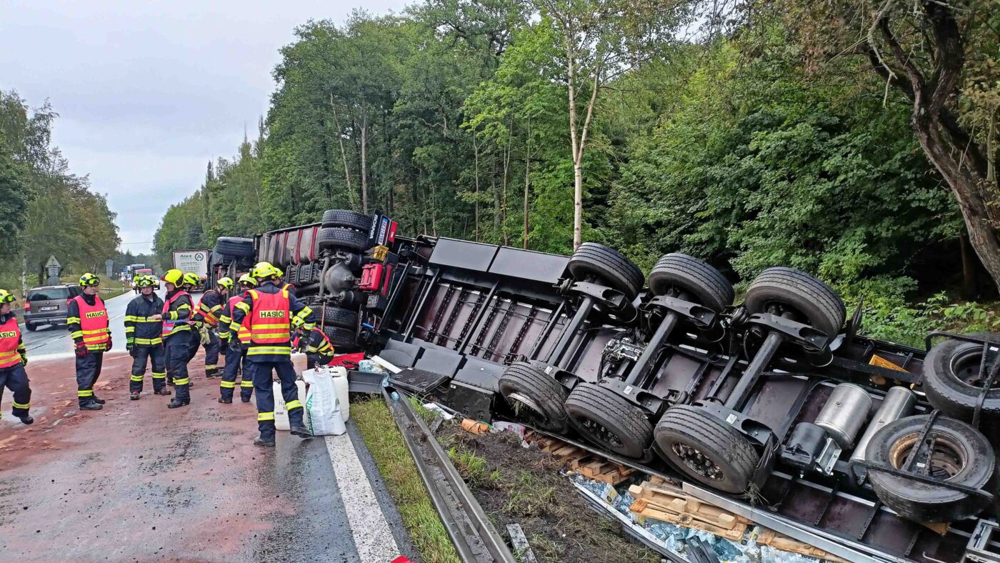 Nehoda kamionu u Karlových Varů. Foto: HZS