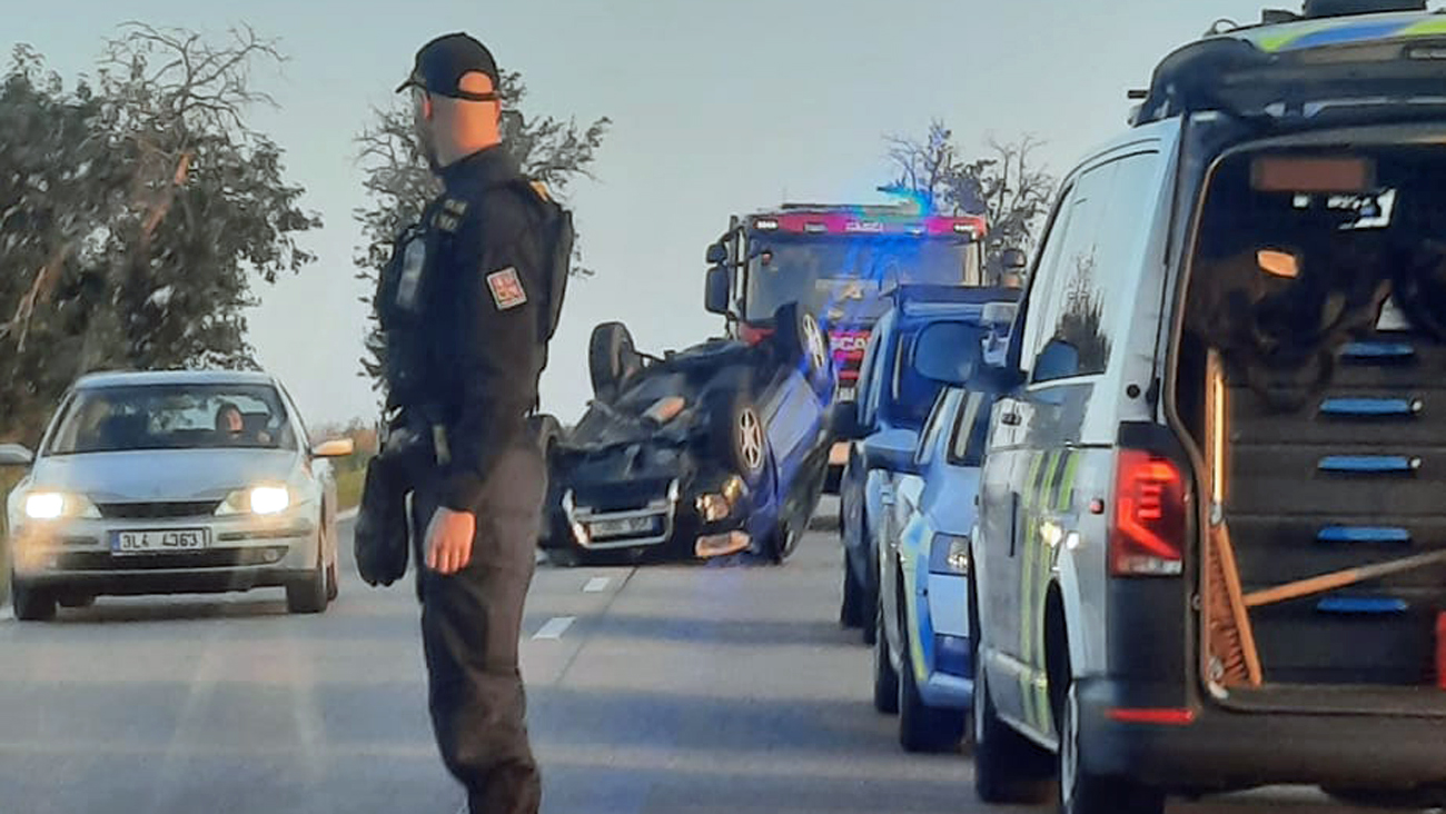 Auto skončilo u Kněžmostu na střeše. Foto: Lída Krausová