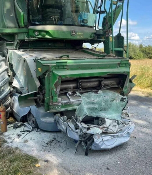 Tragická nehoda auta a kombajnu v Polsku. Foto: policie