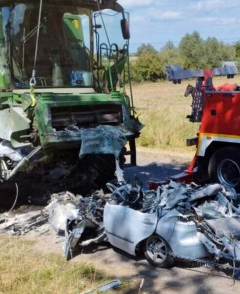 Tragická nehoda auta a kombajnu v Polsku. Foto: policie