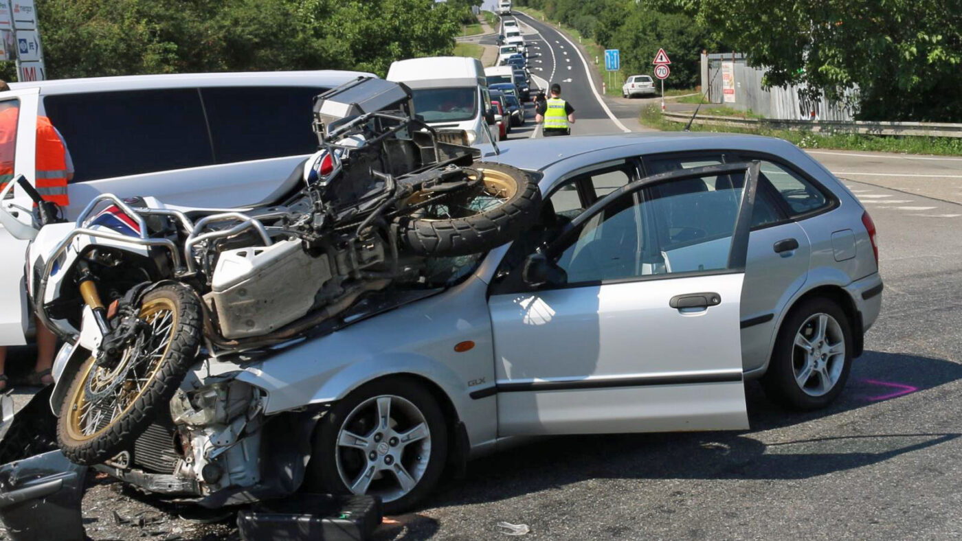 Nehoda auta a motorky na Brněnsku. Foto: PČR