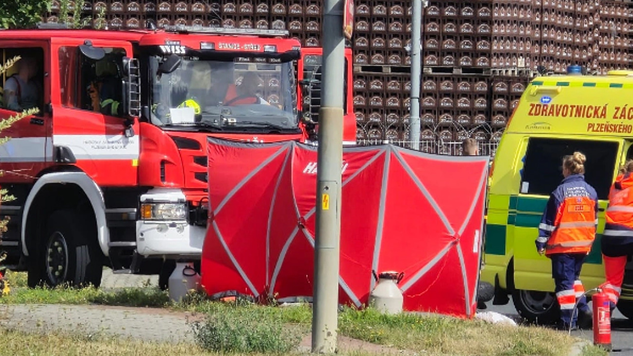 Nehoda motorkáře v Plzni. Foto: Krimi-Plzeň