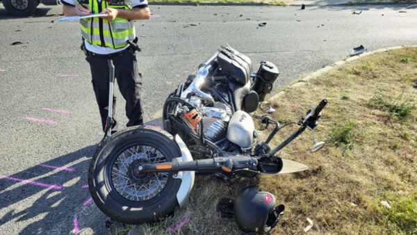 Nehoda motorkáře v Plzni. Foto: Krimi-Plzeň