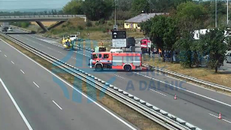 Nehoda na dálnici D2. Auto srazilo chodce.