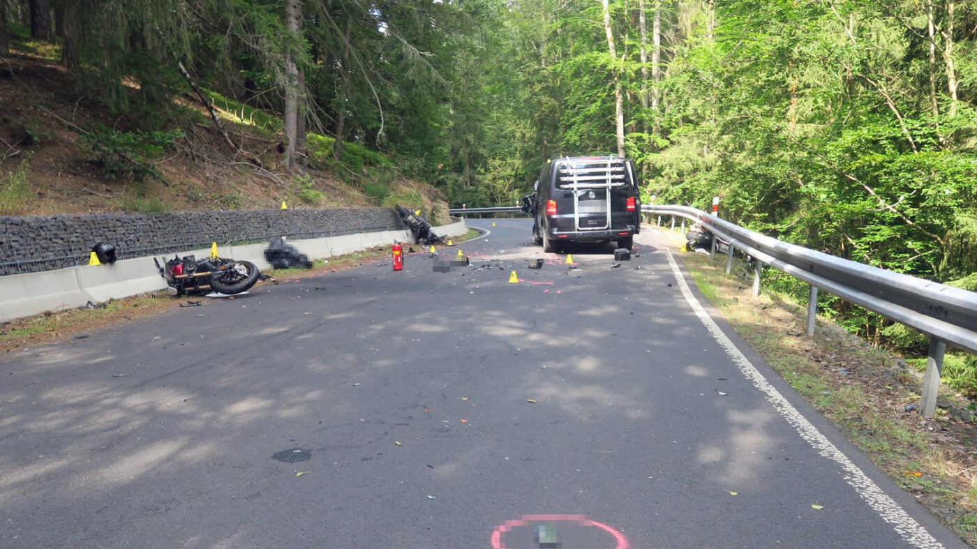 Tragická nehoda motorkářů u Nejdku. Foto: PČR