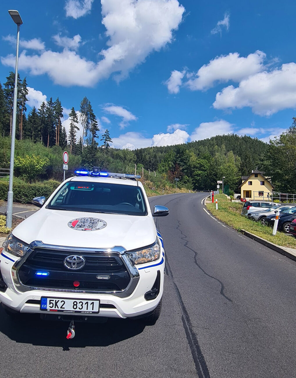 Silnice u Nejdku byla kvůli nehodě uzavřena. Foto: Městská policie