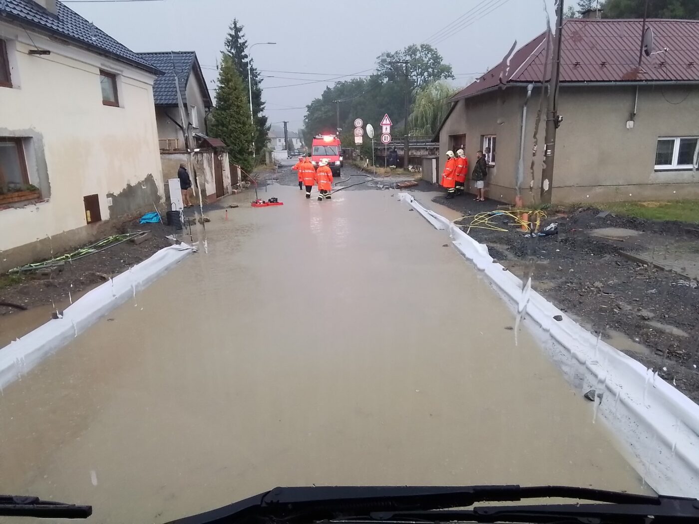 Přívalové deště zaplavily ulice na Olomoucku. Foto: HZS