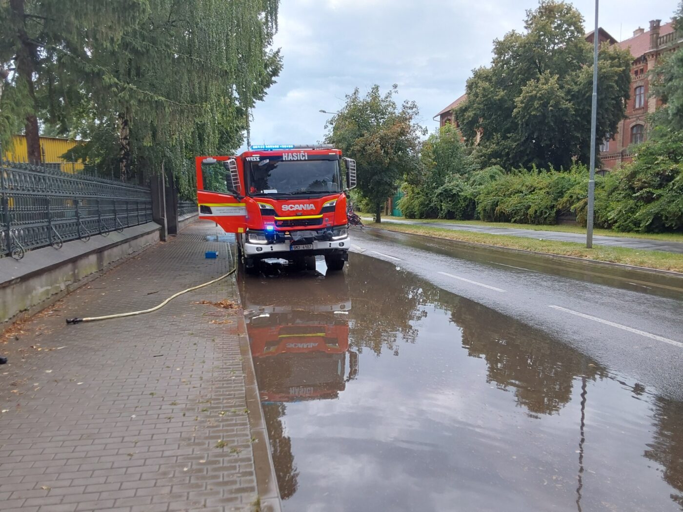 Přívalové deště zaplavily ulice na Olomoucku. Foto: HZS