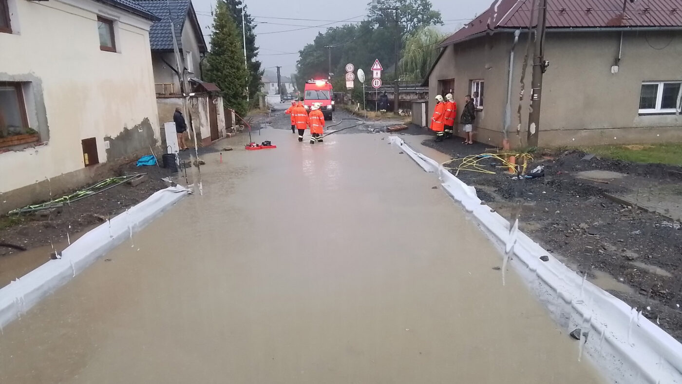 Přívalové deště zaplavily ulice na Olomoucku. Foto: HZS