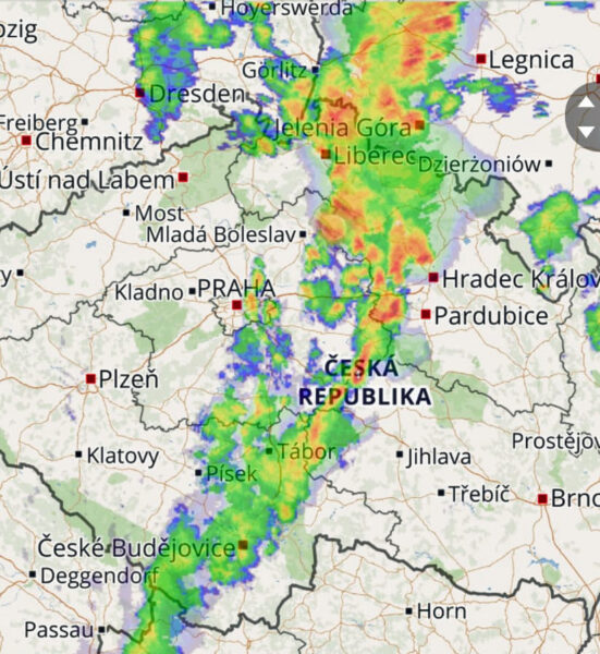 Pás bouřek nad centrální částí Česka v noci na středu.