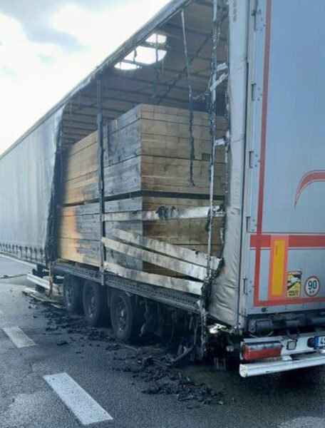 Požár návěsu na dálnici D5. Foto: HZS