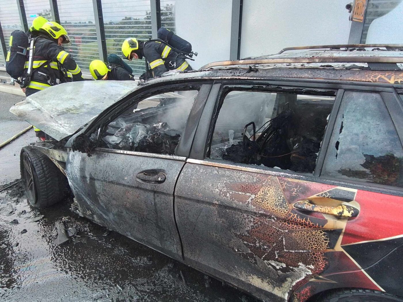 Na dálnici D8 shořel mercedes. Foto: HZS