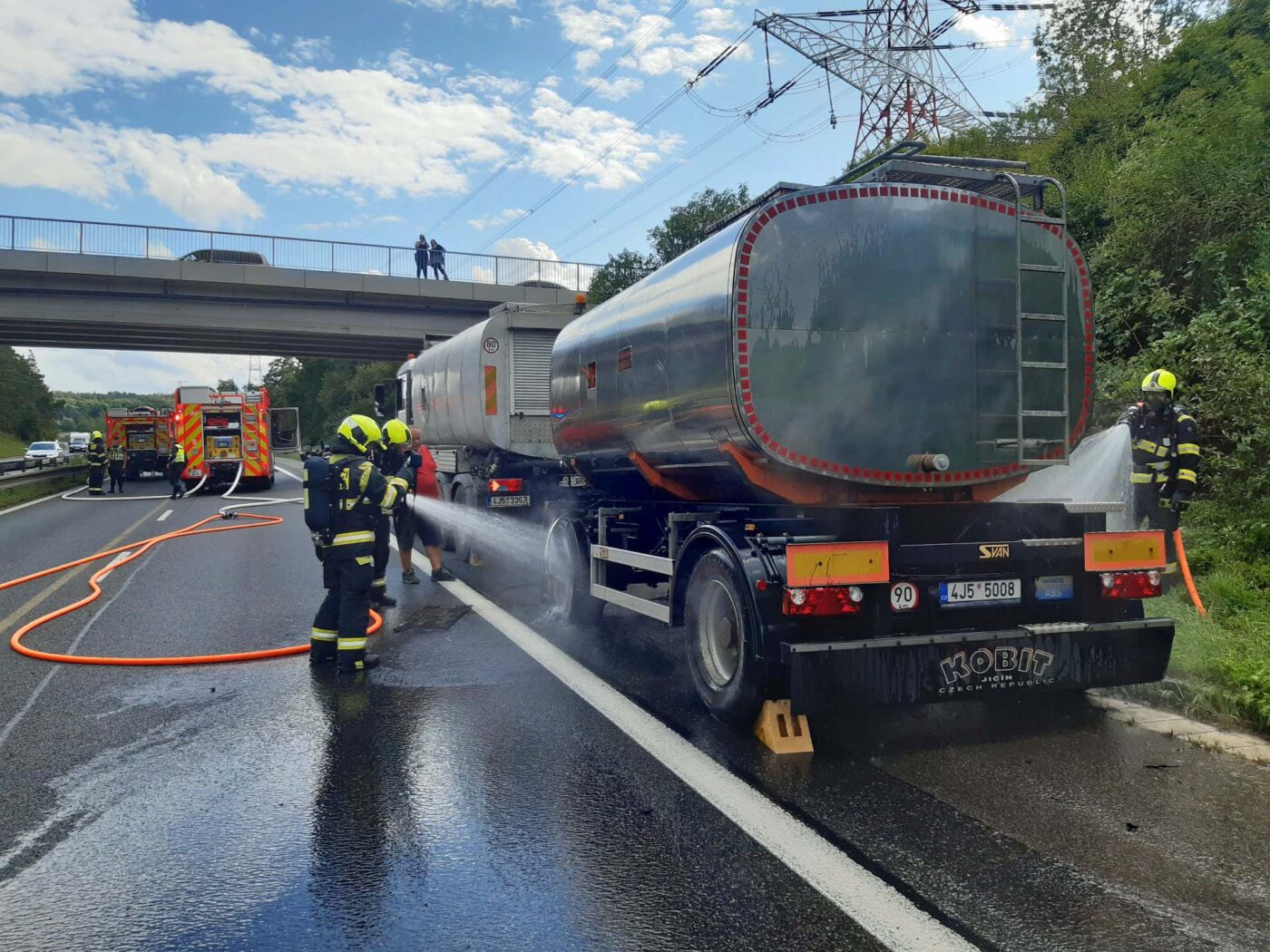 Požár cisterny ve Strakonické ulici v Praze. Foto: HZS