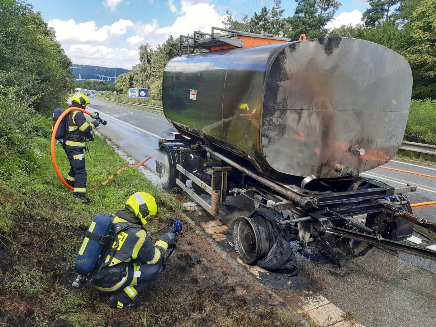 Požár cisterny ve Strakonické ulici v Praze. Foto: HZS