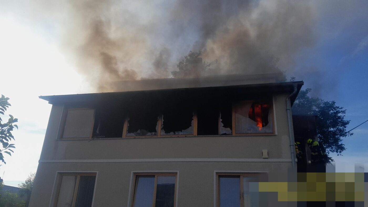 Požár rodinného domu v Dobřichovicích u Prahy. Foto: HZS