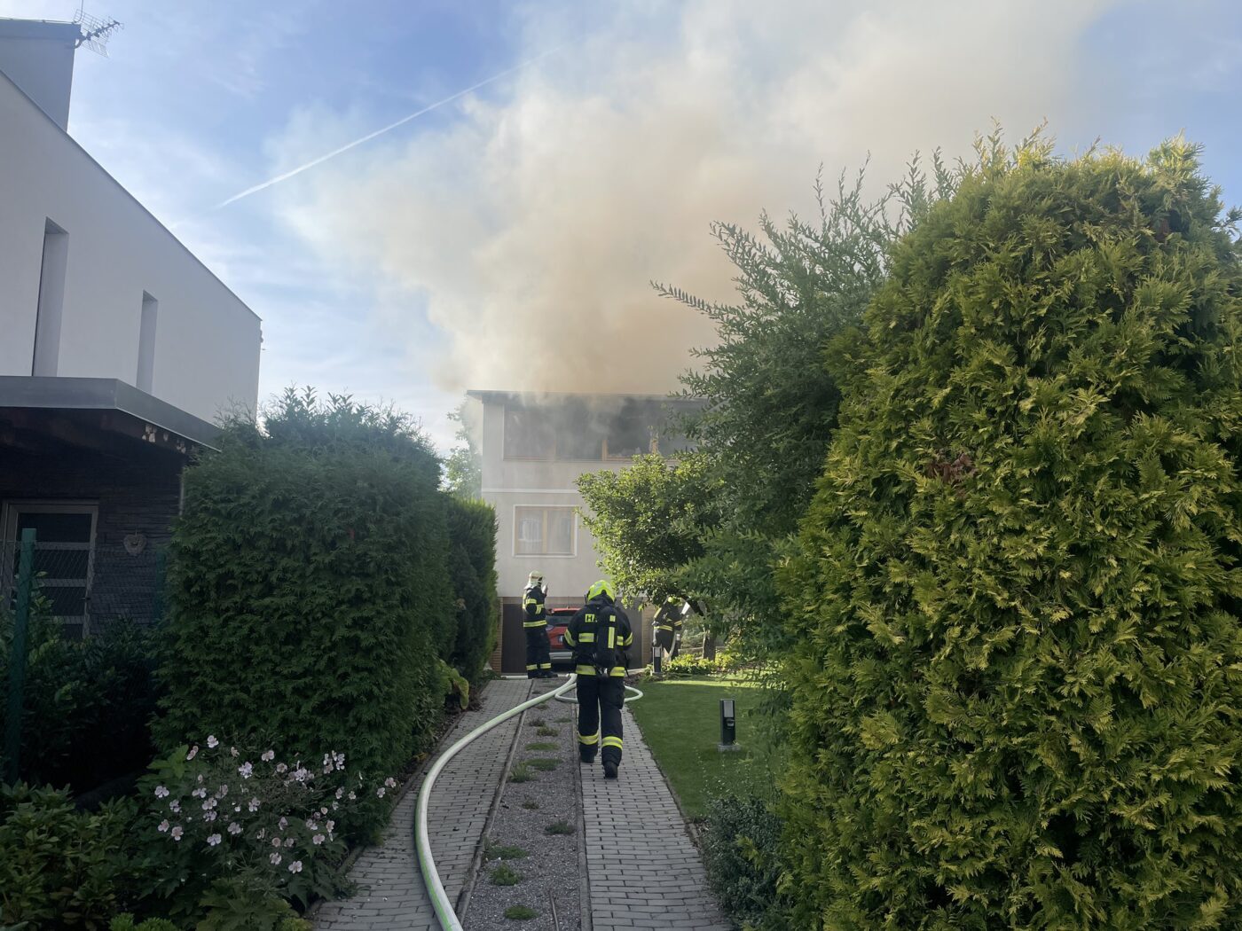 Požár rodinného domu v Dobřichovicích u Prahy. Foto: THP