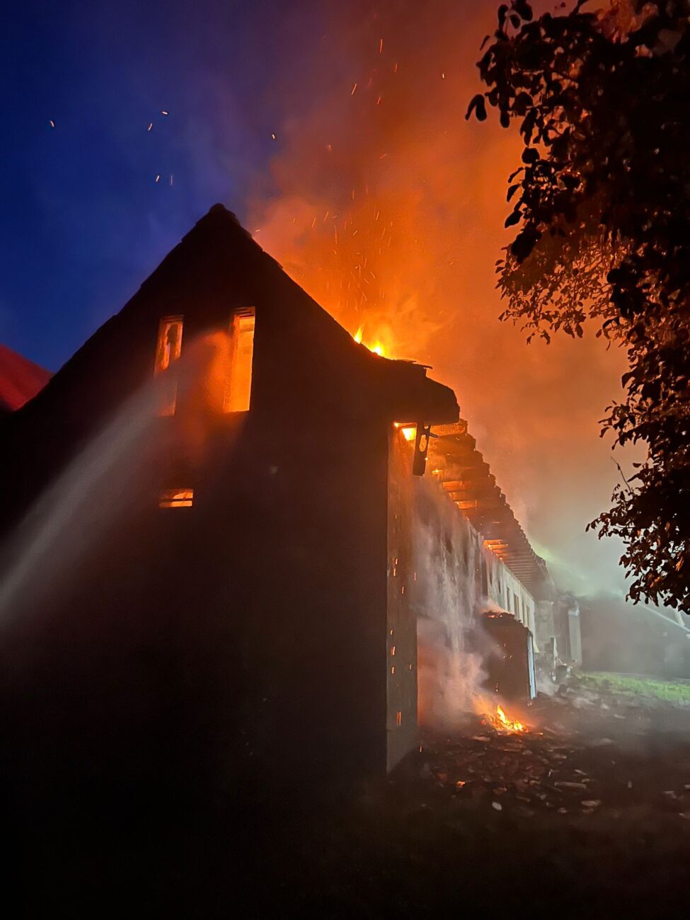 Velký požár stodoly ve Stochově Honicích. Foto: HZS