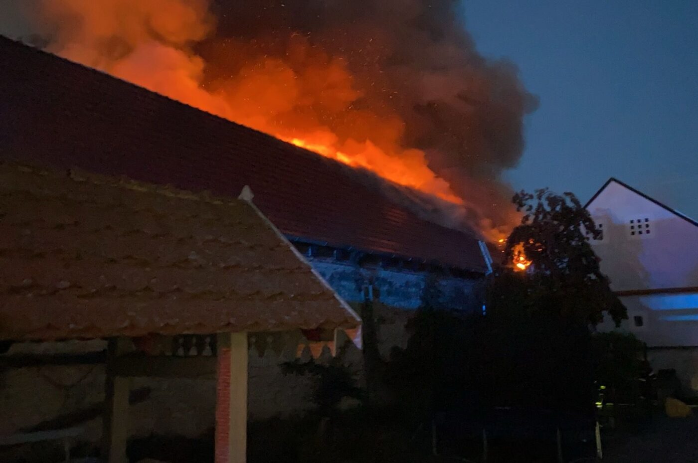 Velký požár stodoly ve Stochově Honicích. Foto: HZS