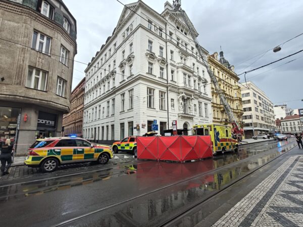 V Lazarské ulici v Praze zabila padající římsa muže. Foto: PČR