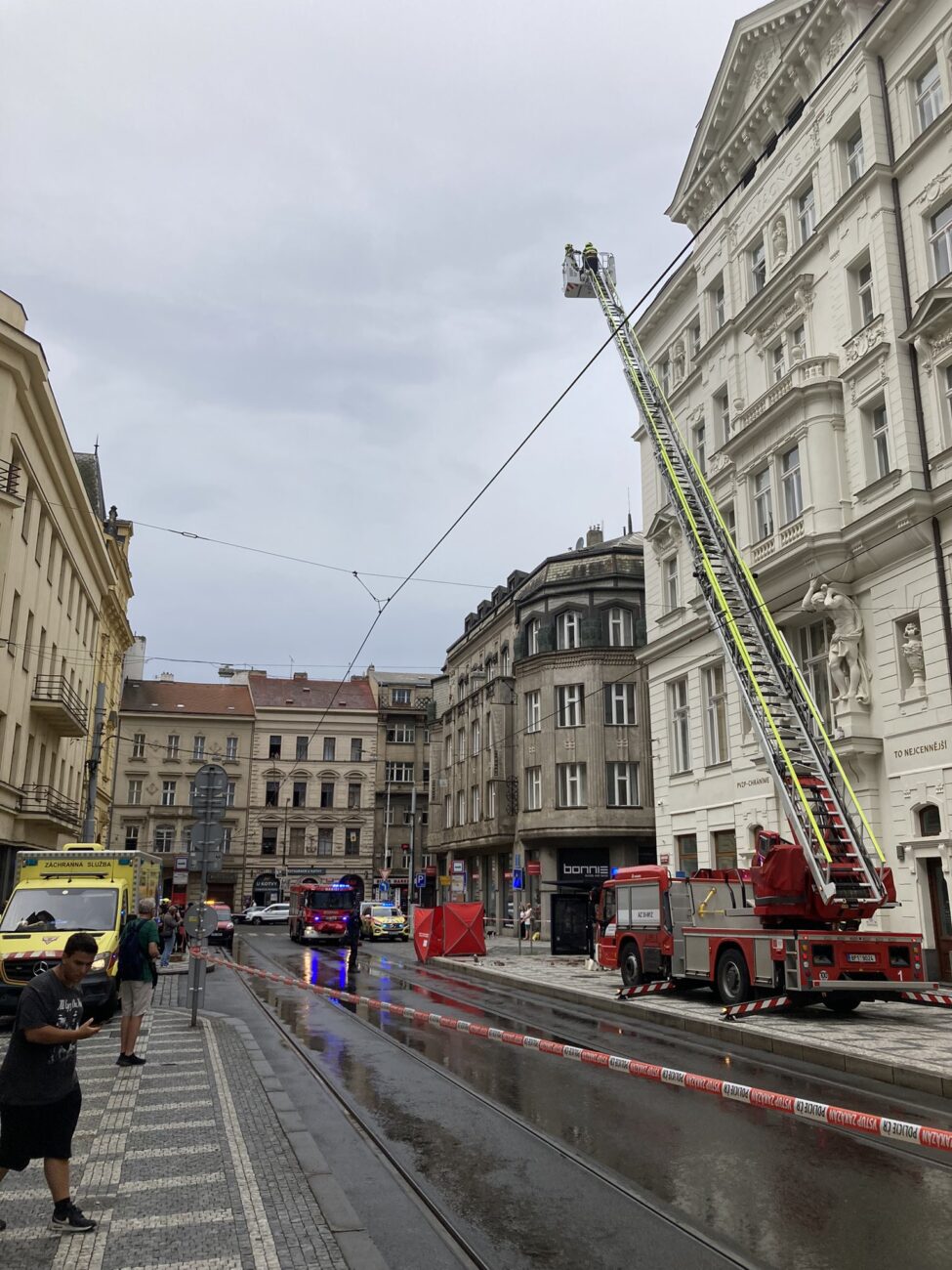 V Lazarské ulici v Praze zabila padající římsa muže. Foto: Luboš Šrámek