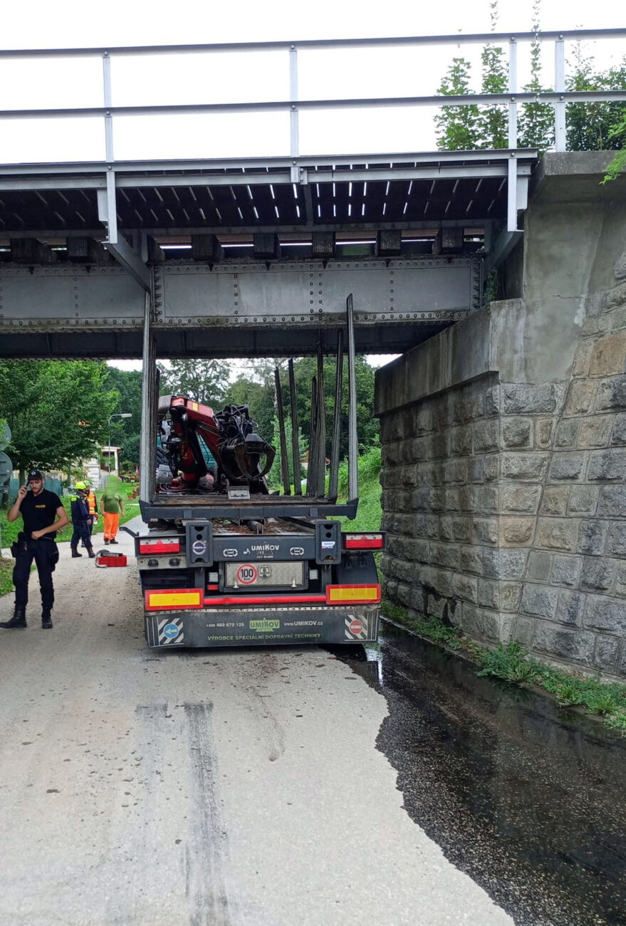 Ve Slavonicích se zasekl kamion pod viaduktem. Foto: HZS