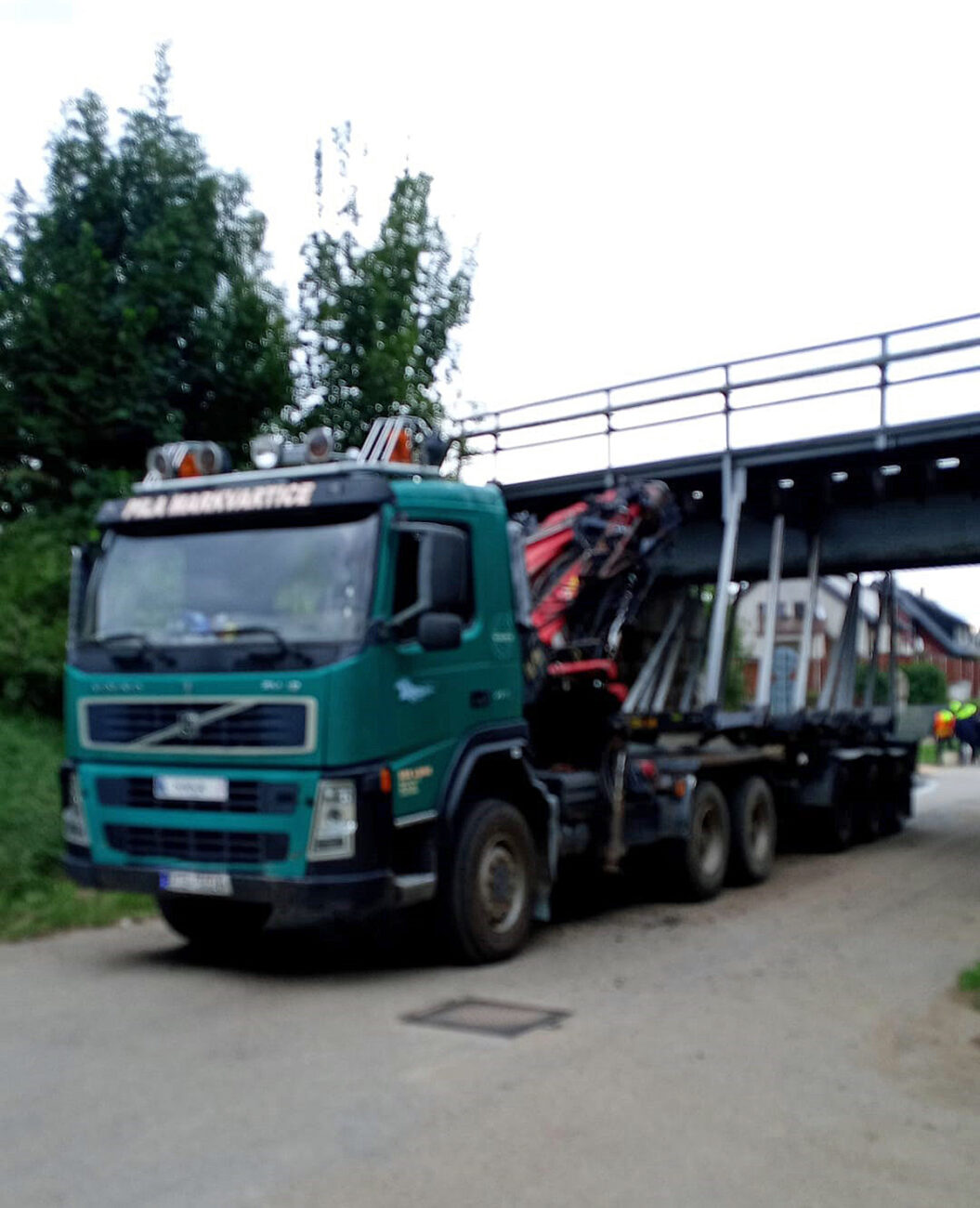 Ve Slavonicích se zasekl kamion pod viaduktem. Foto: HZS