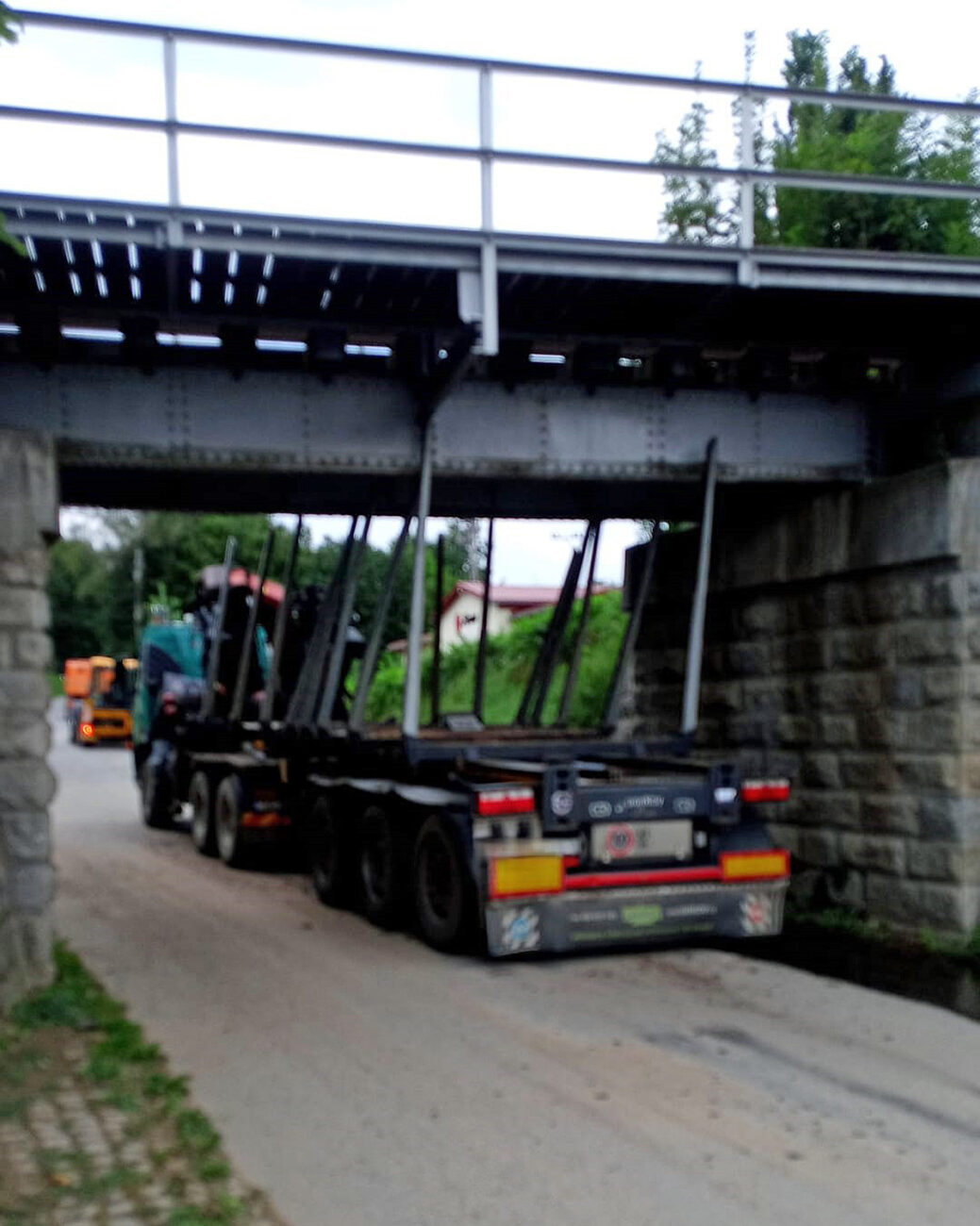 Ve Slavonicích se zasekl kamion pod viaduktem. Foto: HZS