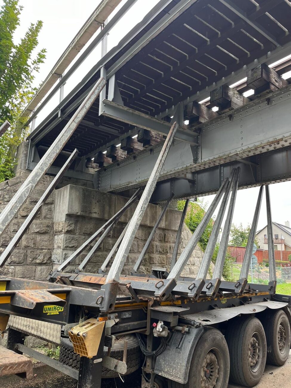 Ve Slavonicích se zasekl kamion pod viaduktem. Foto: HZS