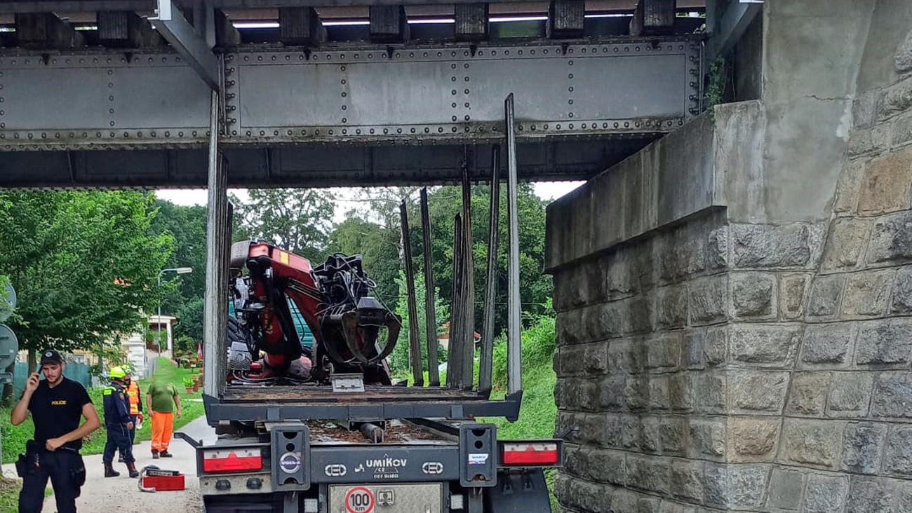 Ve Slavonicích se zasekl kamion pod viaduktem. Foto: HZS