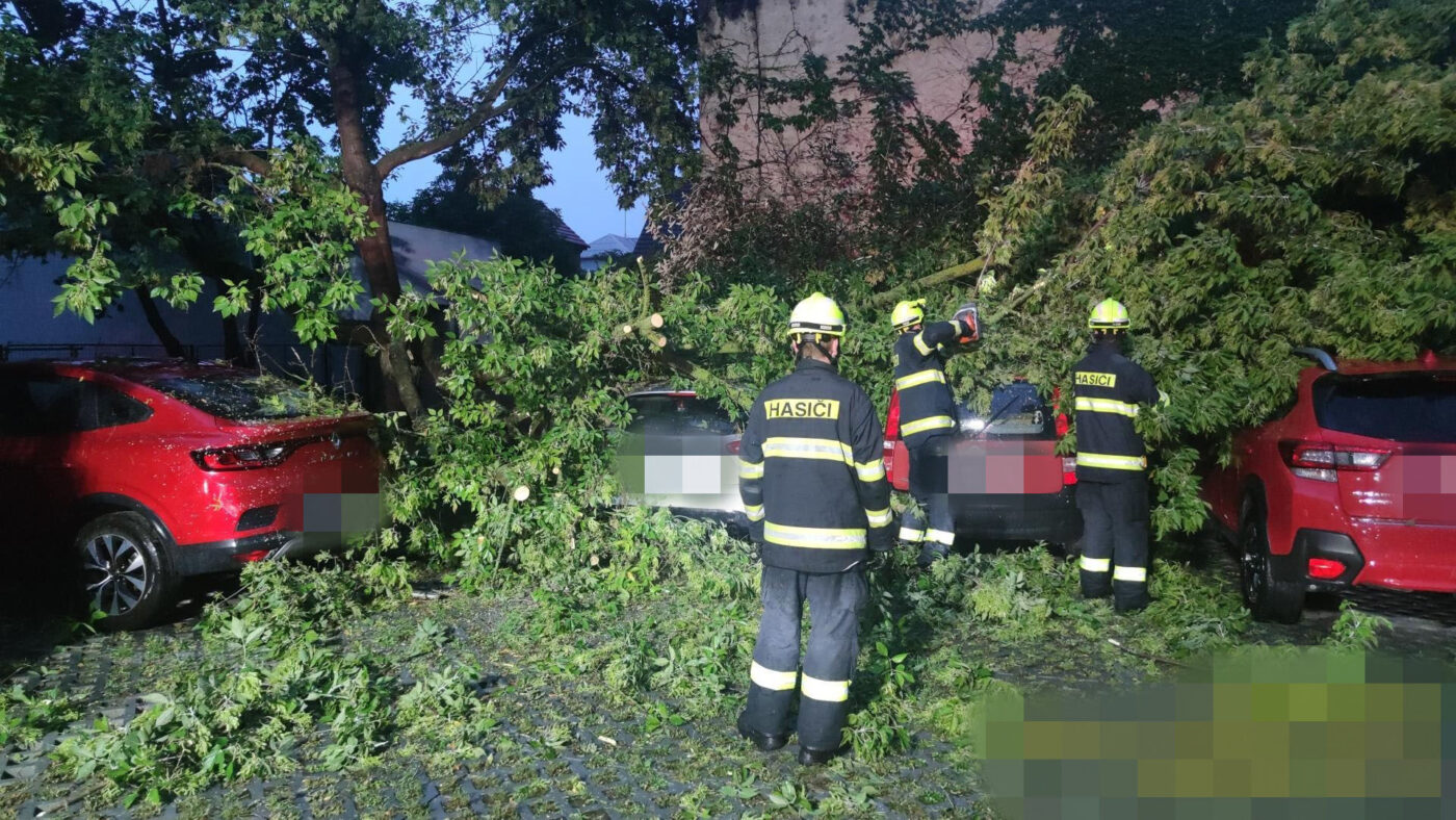 Na Nymbursku spadl strom na zaparkovaná auta. Foto: HZS