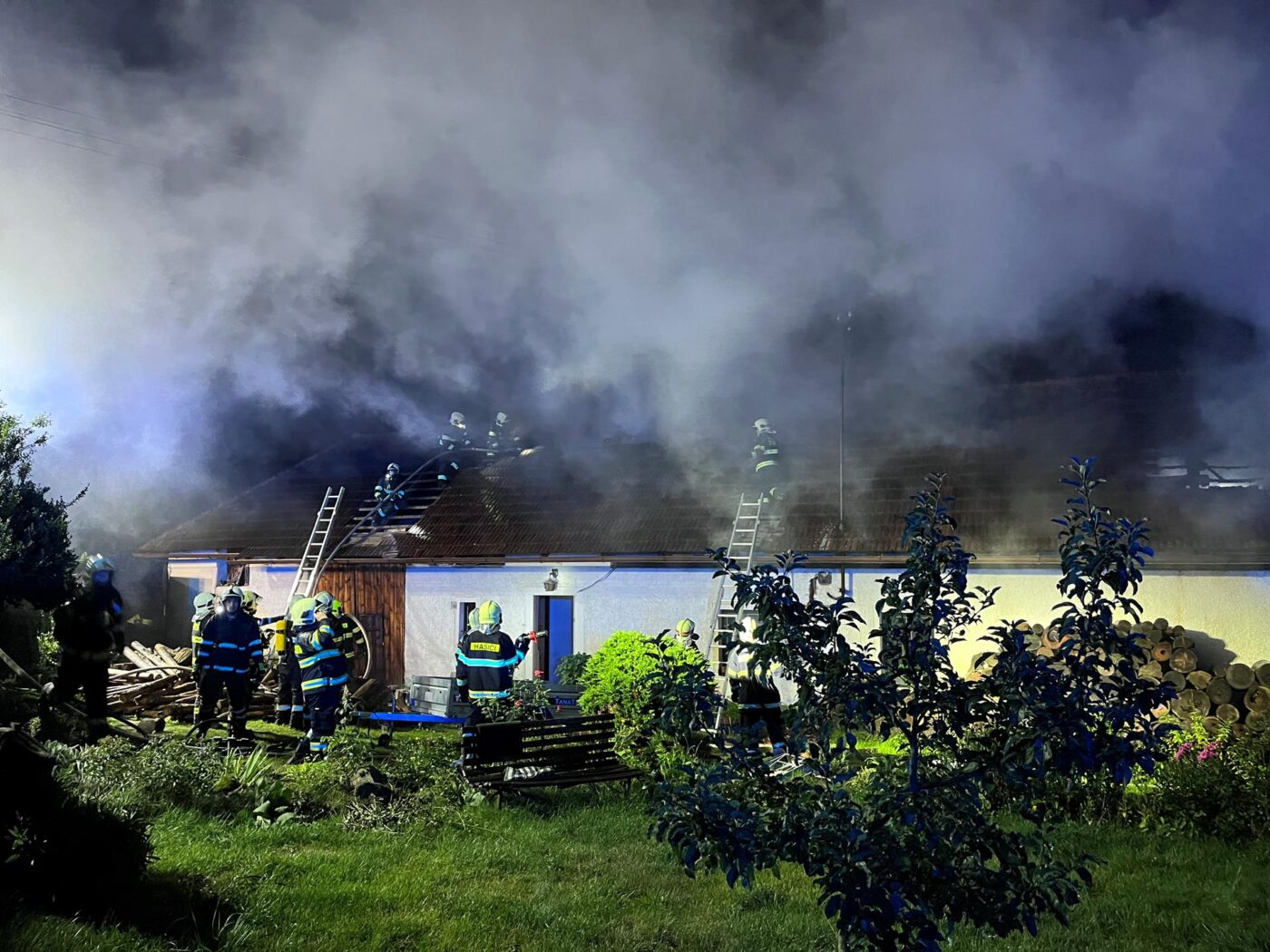 Požár střechy od úderu bleskem v Kozárovicích. Foto: HZS