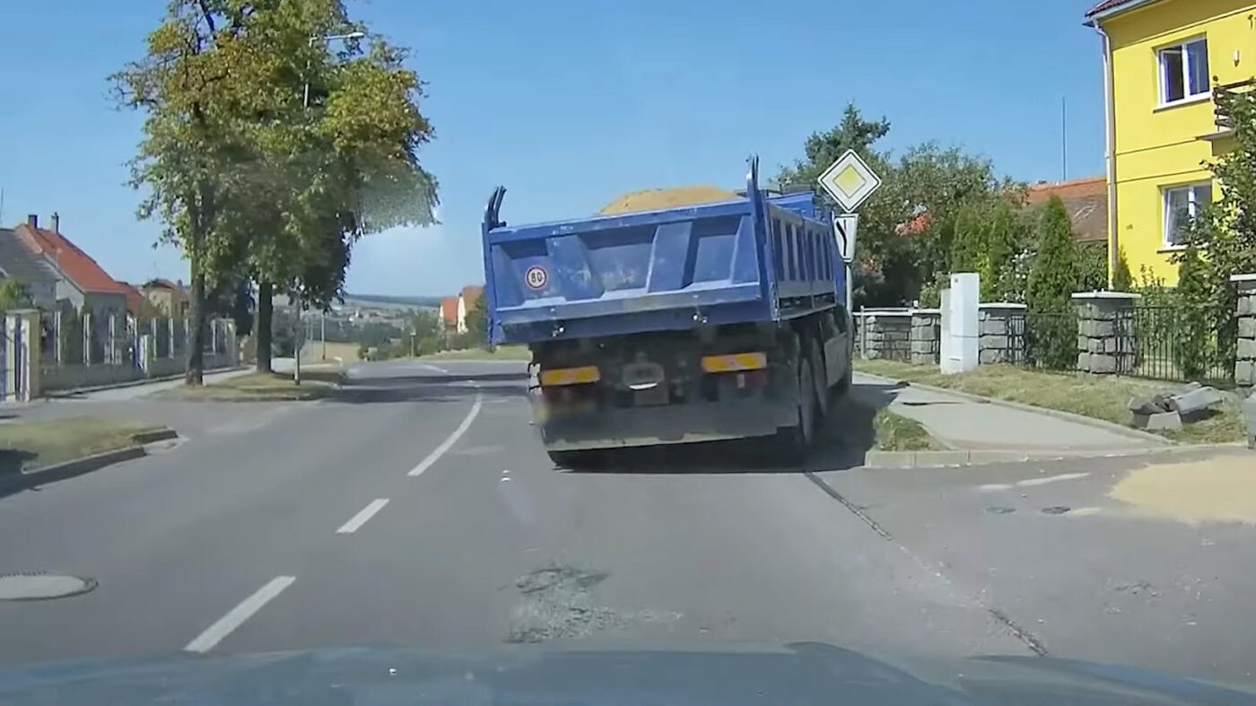 Neovladatelná Tatra se řítila ulicí. Zdroj: PČR