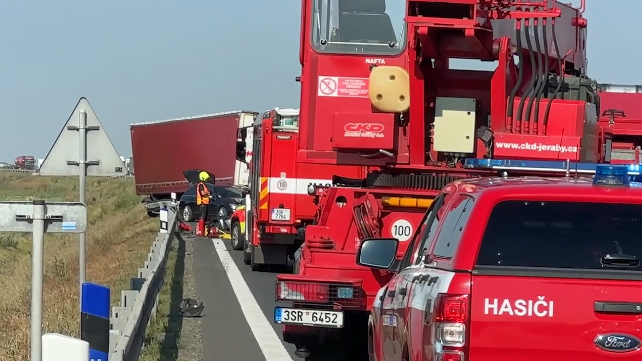 Tragická nehoda auta a kamionu u Velvar. Foto: HZS