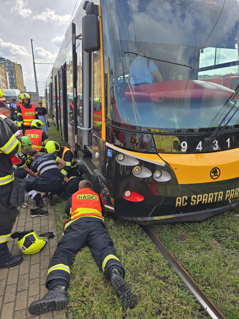 Tramvaj v Českomoravské ulici v Praze srazila chodce. Foto: HZS