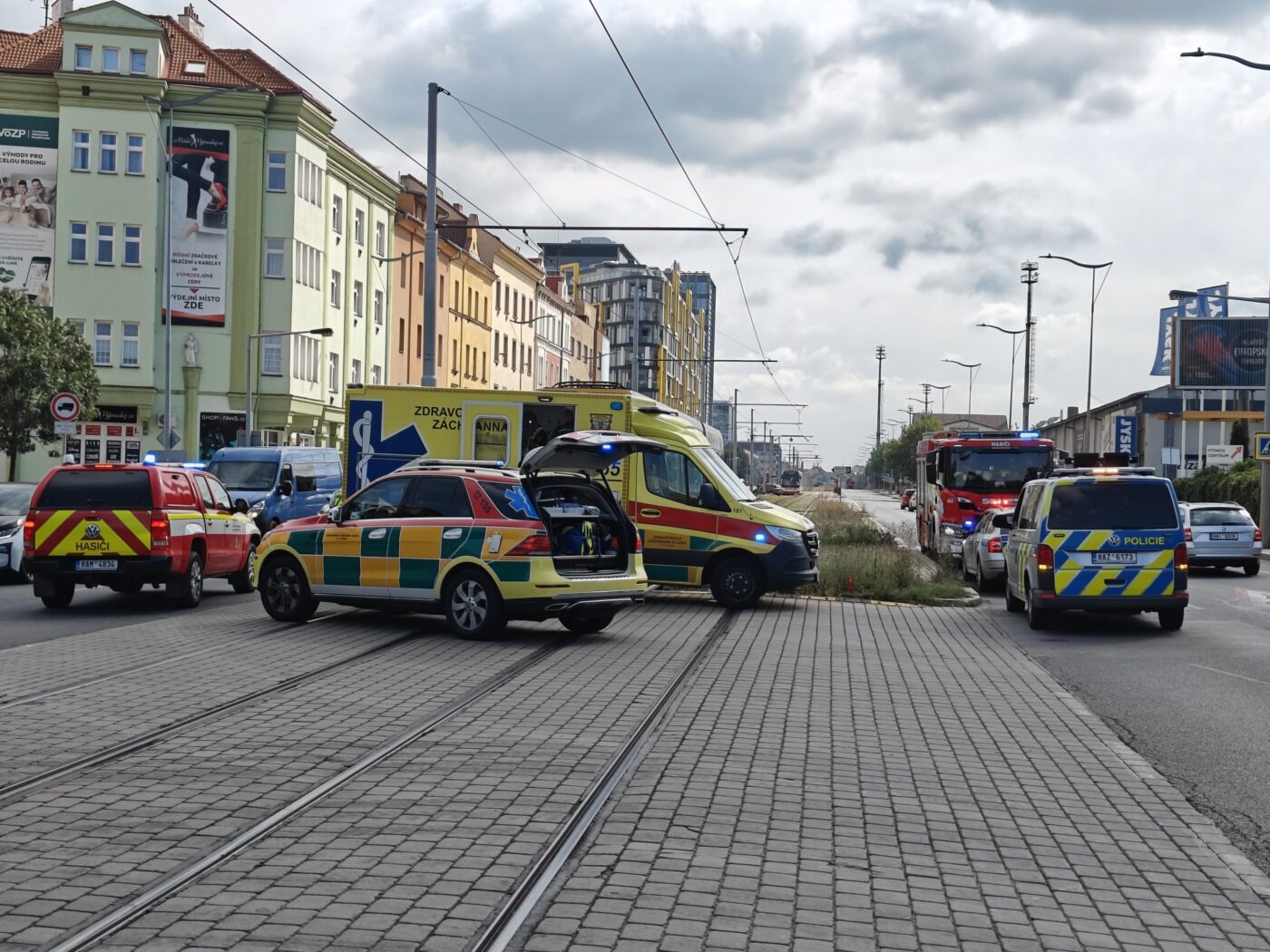 Tramvaj v Českomoravské ulici v Praze srazila chodce. Foto: HZS