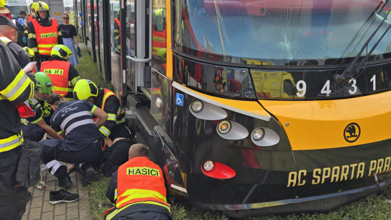 Tramvaj v Českomoravské ulici v Praze srazila chodce. Foto: HZS