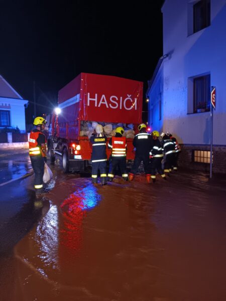 Noční záplavy na Královehradecku. Foto: HZS