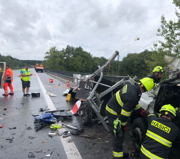 Pondělní nehoda na dálnici D3 u Tábora. Foto: HZS