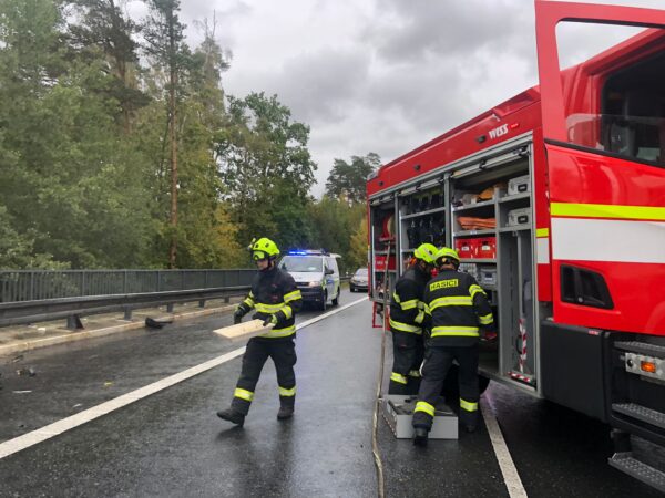 Pondělní nehoda na dálnici D3 u Tábora. Foto: HZS