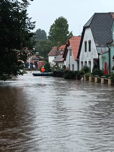 Hasiči zachraňují dvě ženy v Benešově nad Černou.