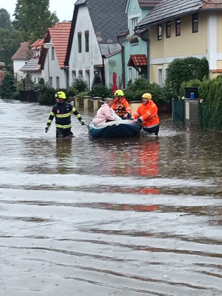 Hasiči zachraňují dvě ženy v Benešově nad Černou.
